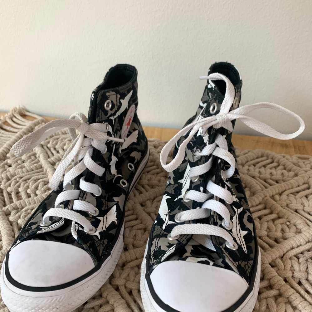 Shark print converse sneakers high tops size 3 🦈 - Picture 2 of 4